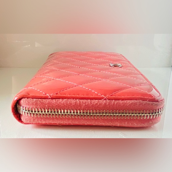 CHANEL
Interlocking CC Logo Wallet - Picture 5 of 16